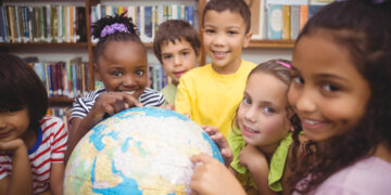 Internacionalização escolar não é sinônimo de programa bilíngue: o que gestores precisam enxergar agora